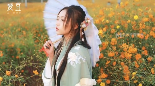 52133-麻豆传媒 MAD-026 花田性卝事 花田少卝女宽衣倾心.jpg